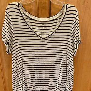 Women’s American eagle vneck top